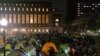 Anggota Kepolisian New York tampak memasuki area perekemahan yang didirikan oleh para demonstran mahasiswa pro-Palestina di dalam Columbia University di Kota New York pada 30 April 2024. (Foto: AFP/Emily Byrski)