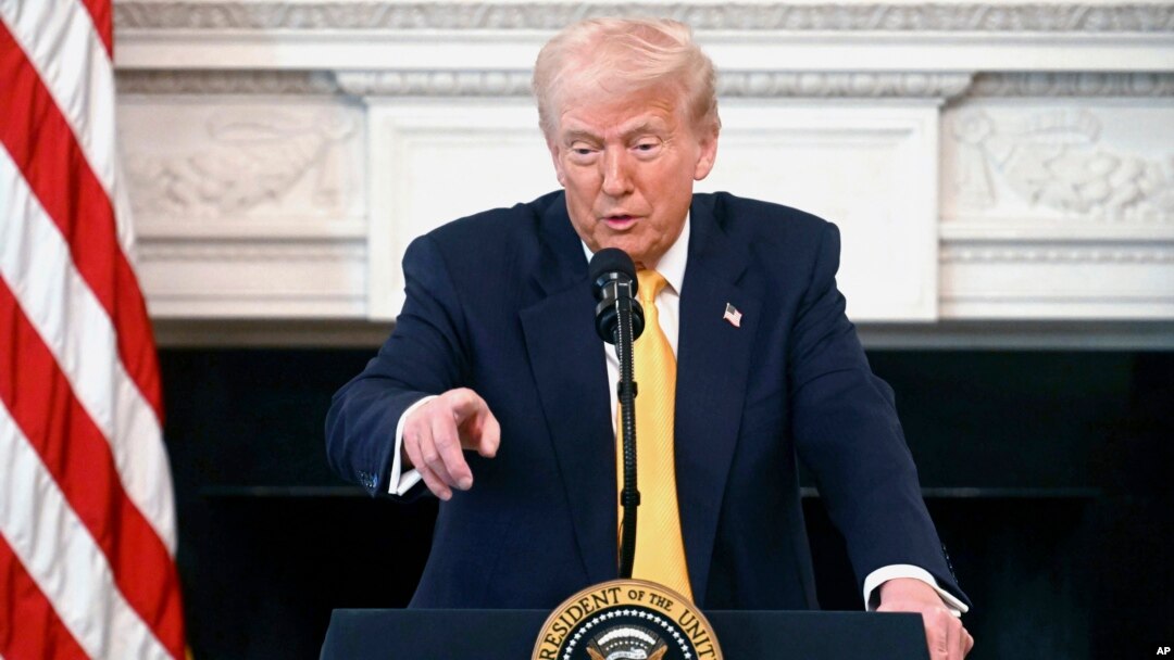 Prezidan Donald Trump pale pandan yon sesyon travay gouvene Ameriken yo nan Lamezonblanch, 21 Fevriye, 2025. 