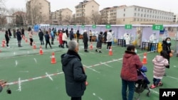 天津居民排隊接受再一輪新冠病毒核酸檢測。（2022年1月12日）