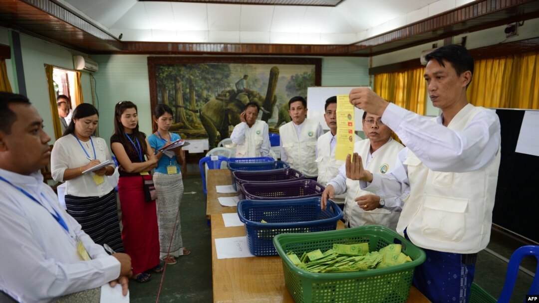 ၂၀၁၅ ခုနှစ်ရွေးကောက်ပွဲတုန်းက ရန်ကုန်မြို့ရှိ မဲဆန္ဒရံုံတခုမှာ မဲများရေတွက်နေကြတဲ့ မြင်ကွင်း။ (နိုဝင်ဘာ ၀၈၊ ၂၀၁၅)