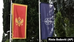 Zastave Crne Gore i NATO-a ispred zgrade Ministarstva odbrane Crne Gore u Podgorici (Foto: AP/Risto Božović) 