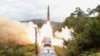 Arhiva - Na ovoj fotografiji koju je objavila severnokorejska zvanična agencija KCNA, vidi se lansiranje rakete sa voza, 15. septembra 2021.