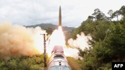 Arhiva - Na ovoj fotografiji koju je objavila severnokorejska zvanična agencija KCNA, vidi se lansiranje rakete sa voza, 15. septembra 2021.
