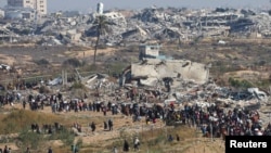 Palestinci, koji su raseljeni na jug po izraelskom naređenju tokom rata, vraćaju se svojim domovima u severnoj Gazi, usred primirja između Izraela i Hamasa, u blizini grada Gaze, 27. januara 2025.