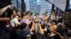 香港記者協會主席鄭嘉如2024年7月17日被《華爾街日報》解僱後在報社辦公室樓下會見記者。 (路透社照片)