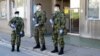 Pripadnici Vojske Srbije, sa zaštitnim medicinskim maskama i u rukavicama, obezbeđuju objekte u gradovima po Srbiji. (Foto: Fejsbuk stranica Ministarstva odbrane Srbije)