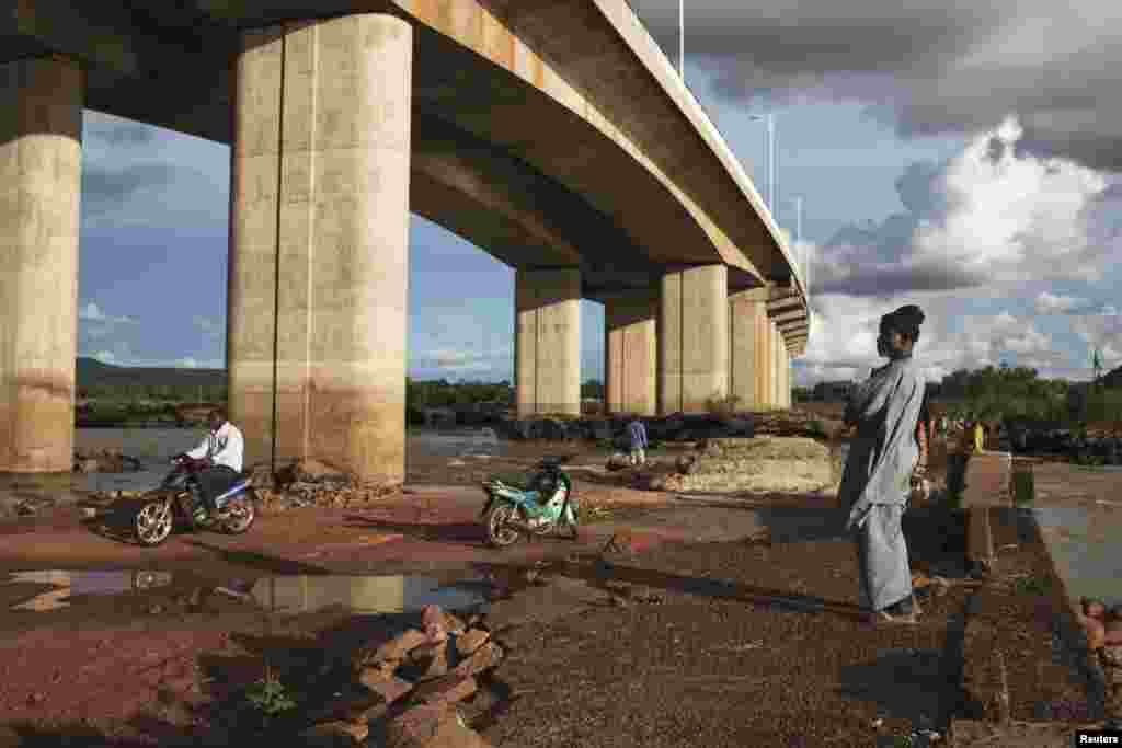 The China Gezhouba (Group) Corporation completed this bridge in Bamako, Mali, in 2011, one of many engineering projects conducted in Africa to realize the ‘Chinese Dream’.