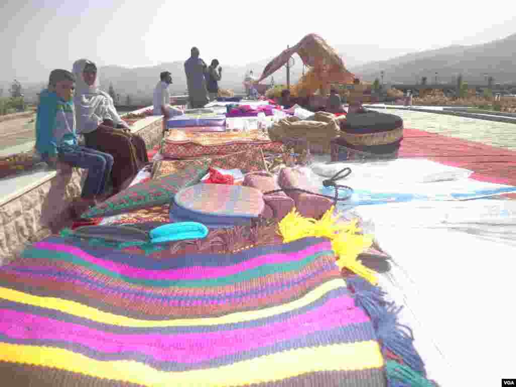 نندارتون کې افغاني کالي ، کاڼي،شملې، ټوپۍ اؤ نور شيان