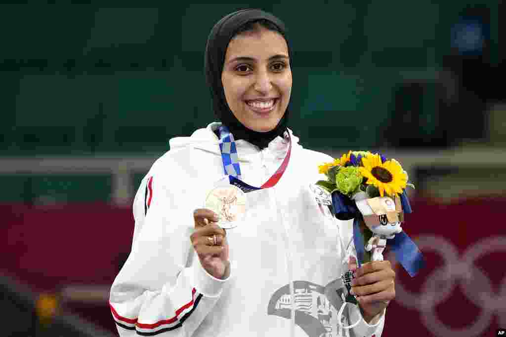Medalha de bronze, Giana Lotfy do Egipto durante a cerimónia de medalhas dos 61kg femininos de karate. 6 de Agosto, 2021. Tóquio, Japão. (AP Photo/Vincent Thian)