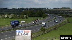 華為在英國時日不多。圖為英國公路旁一個敦促約翰遜首相禁用華為的標語（路透社2020年5月1日資料照）