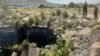 Umgodi okulabantu abanengi abangafuni ukuphuma kuwo kweleSouth Africa. (VOA)