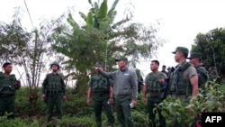 Kokang Information Network က ထုတ်တဲ့ MNDAA ဗိုလ်ချုပ်ကြီး Peng Deqi (ဗဟို-ယာ) က လားရှိုးမြို့နားက စစ်ဆင်ရေးတွေမှာ ညွန်ကြားချက်ပေးနေစဥ်။ (အောက်တိုဘာ ၂၇၊ ၂၀၂၃)