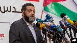 Pejabat senior Hamas, Osama Hamdan, beribara dalam sebuah pawai solidaritas yang digelar kelompok Hizbullah, di Beirut, Lebanon, 17 Mei 2021. (Foto: Hassan Ammar/AP Photo)