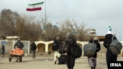 عکس آرشیف از برگشت افغان‌ها از ایران به افغانستان