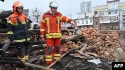 Ukrajinske spasilačke ekipe pretražuju ruševine zgrade u Harkovu (Foto: SERGEY BOBOK / AFP)