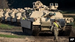 Arhiva - Američki vojnik hoda ispred borbenih tenkova M1 Ejbrams, nedaleko od Viljnusa, Litvanija, 21. oktobra 2019.