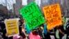 2021年3月21日，人們在紐約唐人街的哥倫佈公園參加反對亞裔歧視的集會。
