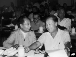 資料照：中共前領導人胡耀邦（左）和趙紫陽在中共全國代表大會上。 （1982年9月9日）