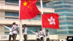 2022年10月1日香港紀律部隊在香港會議中心外面紫荊花廣場升起中華人民共和國國旗和香港特別行政區區旗。-照片來自香港政府