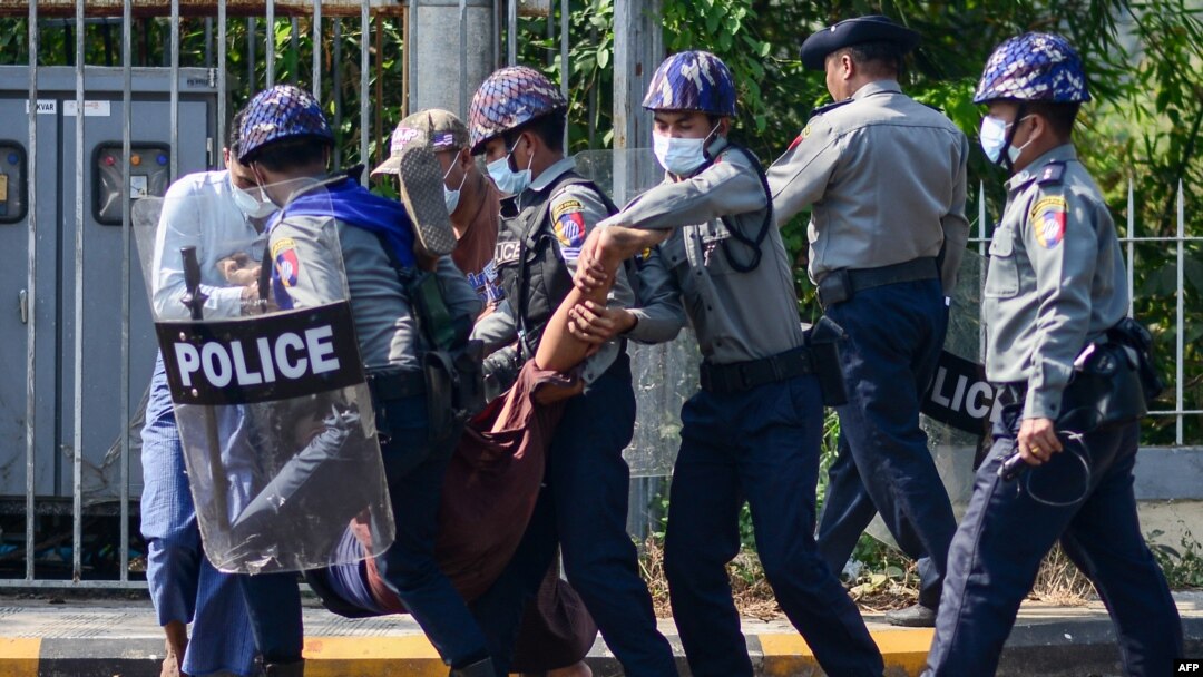 ဖေဖော်ဝါရီ ၁၂ ရက်နေ့က မော်လမြိုင်မှာ ဆန္ဒပြသူများကို ရဲက ဖမ်းဆီးစဉ် 
