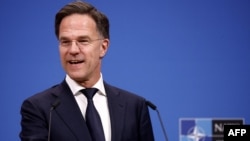 Arhiva - Holandski premijer Mark Rute tokom konferencije za novinare u sedištu NATO-a u Briselu, 17. aprila 2024.