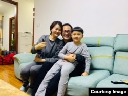2020年4月27日，中國人權律師王全璋從山東濟南返回北京家中與妻子李文足和7歲兒子泉泉團圓。這是他近五年中首次與妻兒親近相依。（圖片由王峭嶺拍攝提供）
