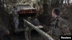 烏軍在烏東波克羅夫斯克（Pokrovsk）前線為多管導彈發射系統填入導彈。（2025年2月14日）。