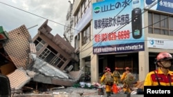 2022年9月18日台灣再次發生6.8級的千層地震，震中位於台東池上鄉。就難人員正準備進入花蓮縣玉里鎮一座倒塌的大樓，試圖尋找依然存活的人。 -本照片有路透社提供。