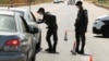 Pripadnici izraelskih bezbednosnih snaga zaustavljaju automobili u sklopu napora da uhvate šest Palestinaca koji su pobegli iz zatatvora Gilboa ranije ove nedelje, u blizini sela Mukeibila, u blizini ulaska u okupiranu Zapadnu obalu, 9. septembra 2021.
