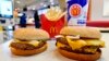 Foto Achiv - Yon sandwich Quarter Pounder McDonald's (a goch) ak yon Double Quarter Pounder (a dwat). 
