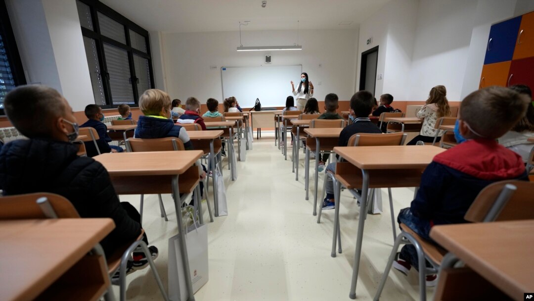 Arhiva - Đaci u školskim klupama uz poštovanje epidemioloških mera, prvog dana nove školske godine, 1. septembra 2021, u selju Belegiš, nedaleko od Beograda. (Foto: AP, Darko Vojinović)