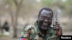 L'ex-rebelle sud-soudanais Riek Machar parle au téléphone dans l'État de Jonglei, Soudan du sud, le 1 février 2014.