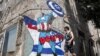 Seorang pria berjalan melewati mural yang menggambarkan Presiden AS Joe Biden berpakaian karakter komik Marvel "Captain America" berdiri di depan bendera Israel dan mengangkat perisai bergambar simbol Bintang Daud, di pinggir jalan kota Tel Aviv. (AFP) 