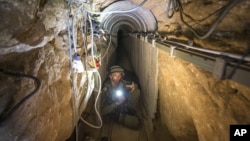 Izraelski vojnik pokazuje novinarima tunel koji su kopali palestinski borci da pređu iz Gaze u Izrael