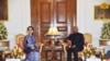 အိန္ဒိယသမ္မတ Ram Nath Kovind နှင့် တွေ့ဆုံနေသည့် နိုင်ငံတော်အတိုင်ပင်ခံပုဂ္ဂိုလ် ဒေါ်အောင်ဆန်းစုကြည်။ (ဓာတ်ပုံ-နိုင်ငံတော်အတိုင်ပင်ခံရုံး)