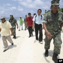 菲律賓眾議員貝洛(右三)與軍方高層官員2011年7月20日登上有主權爭議的中業島