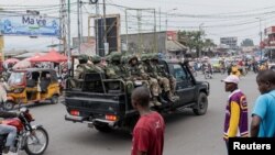 Sebuah truk pikap yang mengangkut tentara pemberontak M23 melaju di jalan di Goma, provinsi Kivu Utara, Republik Demokratik Kongo (4/2). Pemberontak M23 kini menguasai wilayah Kongo timur.