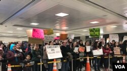 Protesti zbog Trampove imigrcione zabrane na međunarodnom aerodromu Dales u blizini prestonice Vašingtona, 30. januara 2017. 