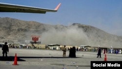 Sedikitnya 13 tentara AS tewas dan 15 lainnya luka-luka dalam ledakan bom di Abbey Gate di bandara internasional Hamid Karzai di Kabul, hari Kamis (26/8).