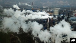 ARHIVA - Dim i para dižu se iznad termoelektrane u Heđinu, u kineskoj pokraini Šansi, 28. novembra 2019.