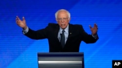 Demokratski predsednički kandidat Berni Sanders govori na demokratskoj predsedničkoj debati na koledžu Sent Anselm u Mančesteru u Nju Hempširu, 7. februara 2020. 