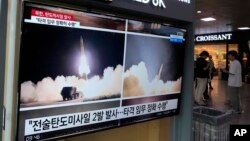 TV ekrani na željezničkoj stanici u Seulu prikazuju sjevernokorejsku raketnu probu (Foto: AP/Ahn Young-joon)