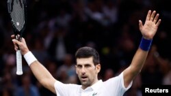 Novak Đoković slavi pobedu u Parizu (Foto: Rojters/Christian Hartmann)