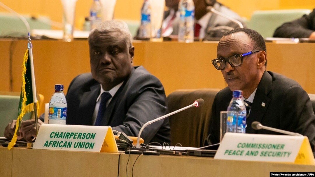 Paul Kagame, mokonzi ya Rwanda mpe mokambi ya Union africaine (na loboko ya mobali) mpe Moussa Faki, mokambi ya Commission ya Union africaine, na bokutani ya Addis Abeba, Ethiopie, 17 janvier 2018. (Twitter/Rwanda presidence)
