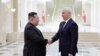 Udhëheqësi i Koresë së Veriut Kim Jong dhe ministri rus i Mbrojtjes Andrei Belousov gjatë takimit në Phenian në 29 nëntor, 2024. Fotografia është shpërndarë nga Agjencia Qendrore Koreane e Lajmeve 