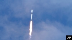 Roket SpaceX Falcon 9 yang membawa dua astronaut meluncur dari Stasiun Peluncuran Luar Angkasa Cape Canaveral di Florida, pada 28 September 2024. (Foto: AP/John Raoux)