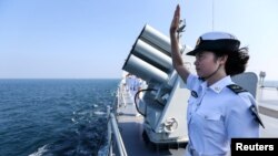 资料照：中国海军女兵在中俄海军在广东湛江举行的联合海军演习结束时向俄罗斯军人挥手致意。（2016年9月19日）