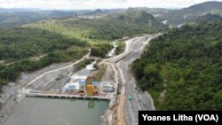 Bendungan PLTA Poso 1 yang didirikan di sungai outlet Danau Poso desa Sulewana, Kecamatan Pamona Utara, Kabupaten Poso, Sulawesi Tengah. Selasa, (24/11/2020) (Foto: VOA/Yoanes Litha)