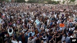 هزاران نفر از سرتاسر مناطق پشتون نشین پاکستان در این گردهمایی شرکت کرده بود