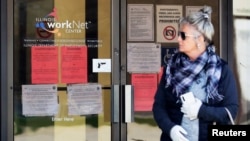Uprkos manjem broju prijava u odnosu na prethodne sedmice – agencija Asošijeted pres ukazuje da se trend povećane nezaposlednosti nastavio i u sedmom mesecu krize izazvane pandemijom Kovida 19. (Foto: AP Photo/Nam Y. Huh)